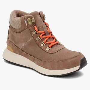 Sneaker / hiker hybrid boots ~ Toms Cascada